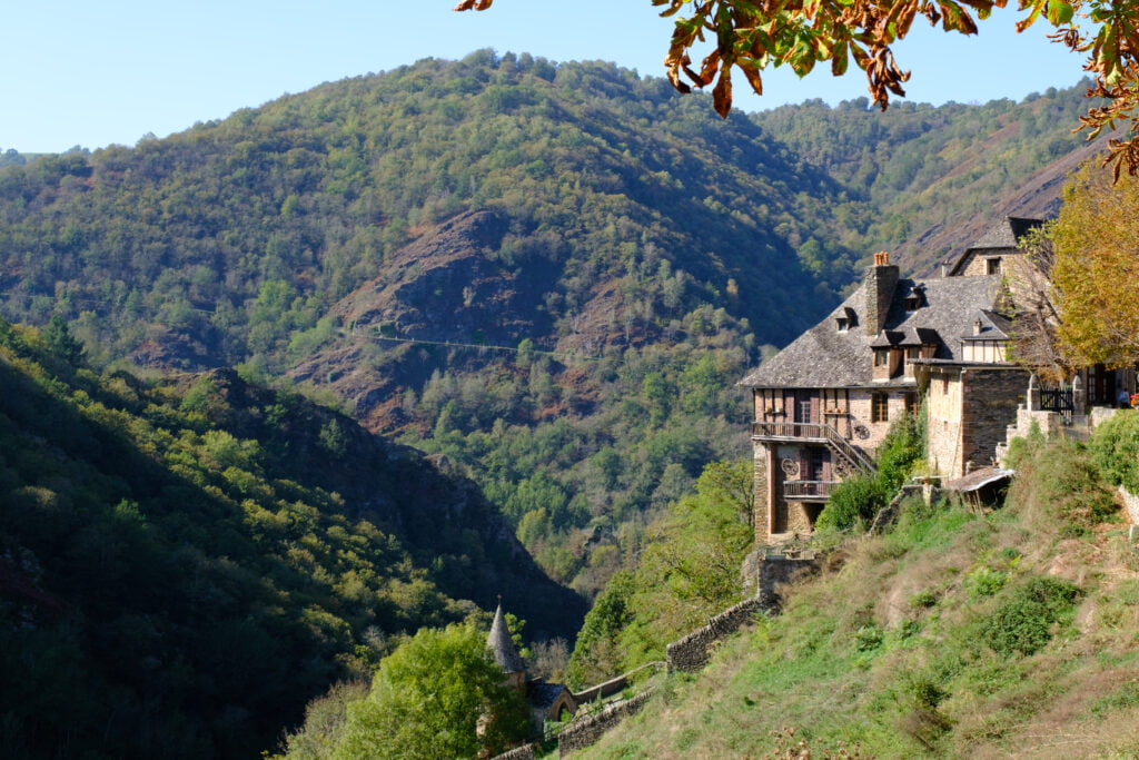 Vu d'une maison depuis le village de Conques en Aveyron
